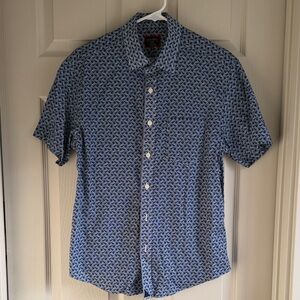 UNTUCKit Blue and White Geometric Short Sleeve Shirt